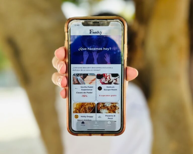 Application Fanky, startup fondée par Yasmina Akni, affichée sur un smartphone